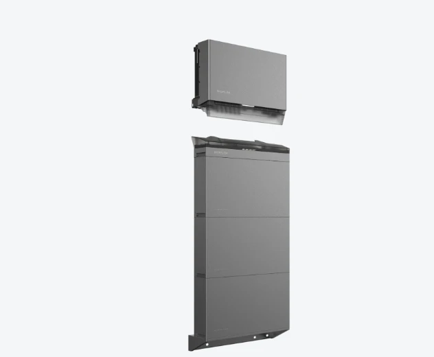 Freigestellte Darstellung eines Hybrid-Wechselrichters über einem modularen Batteriespeicher