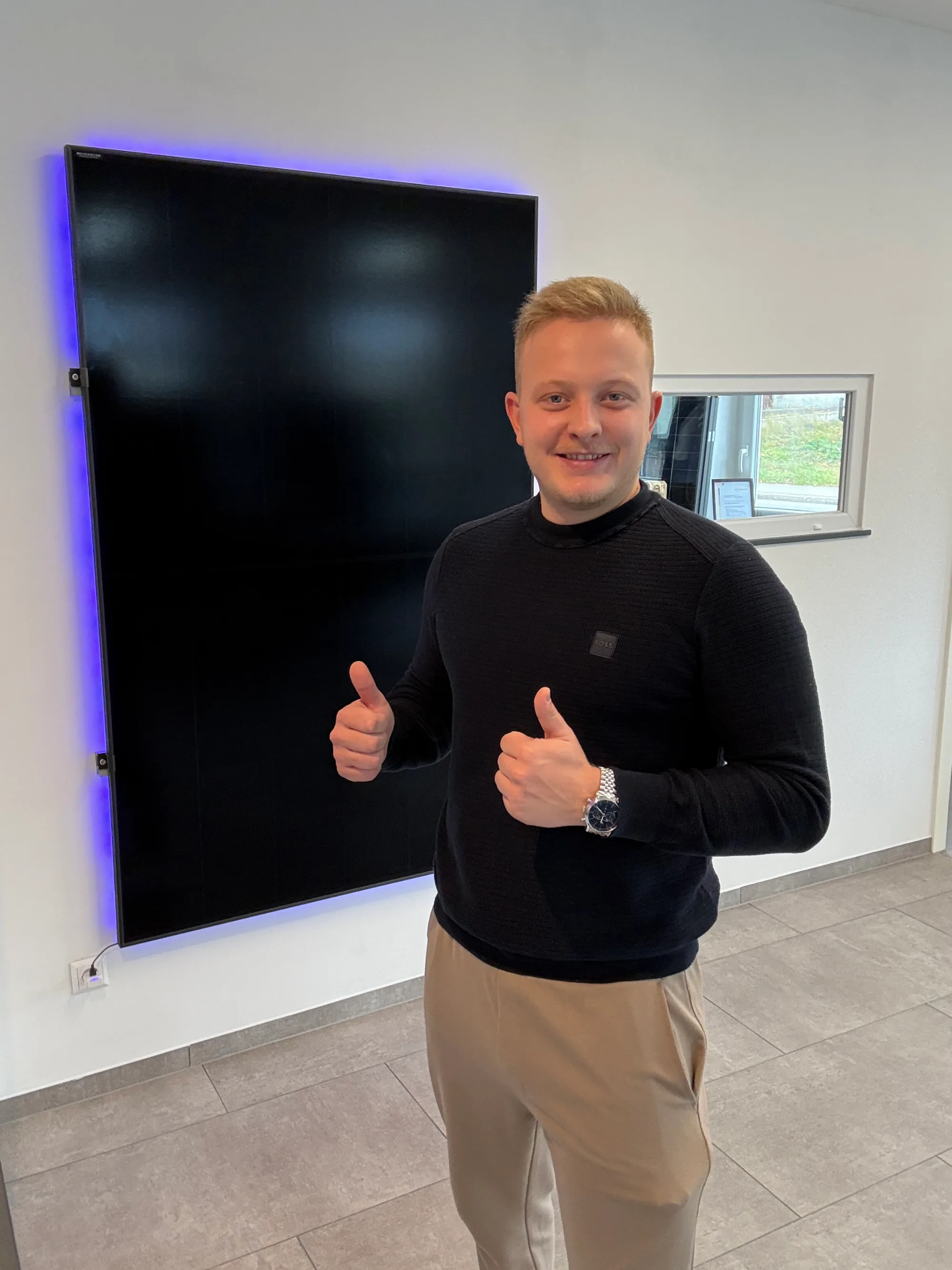 Samuel Rauscher zeigt beide Daumen nach oben – Ihr Ansprechpartner bei Mission Solar