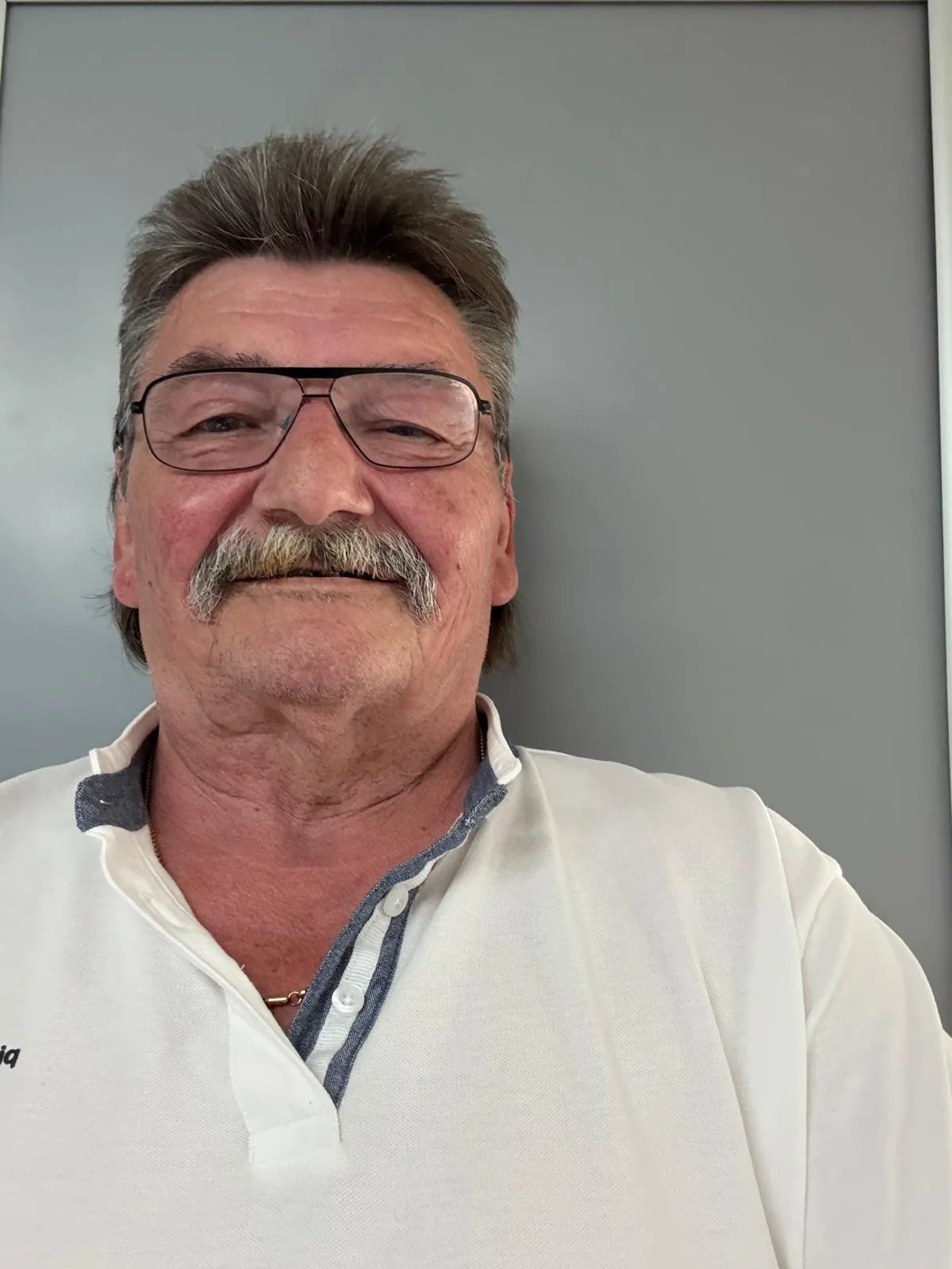 Hartmut Mader schaut freundlich in die Kamera.