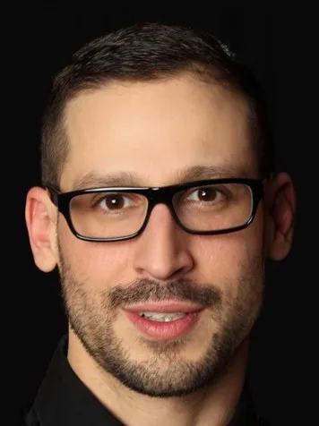 Thomas Dull mit Brille blickt freundlich in die Kamera.